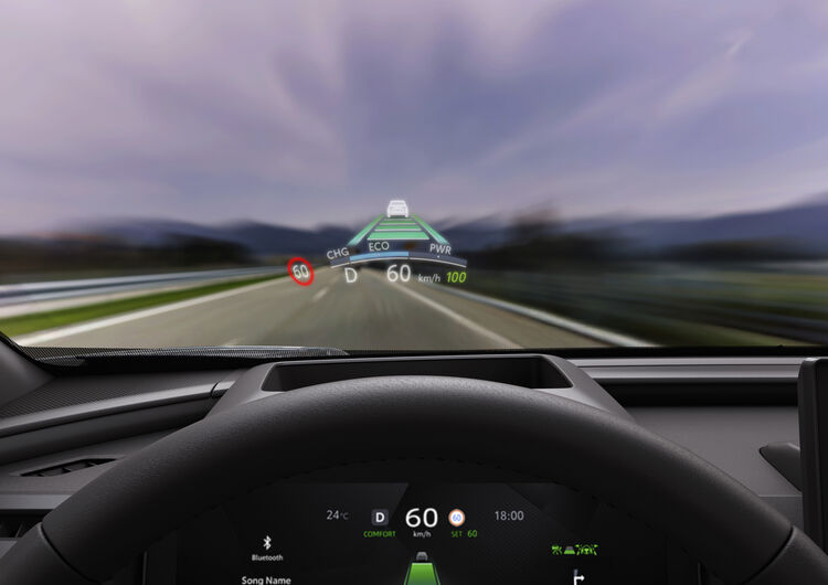 Head-Up Display: proyecta información relevante en el parabrisas, como velocidad o indicaciones de navegación, para consultarla sin apartar la vista de la carretera.